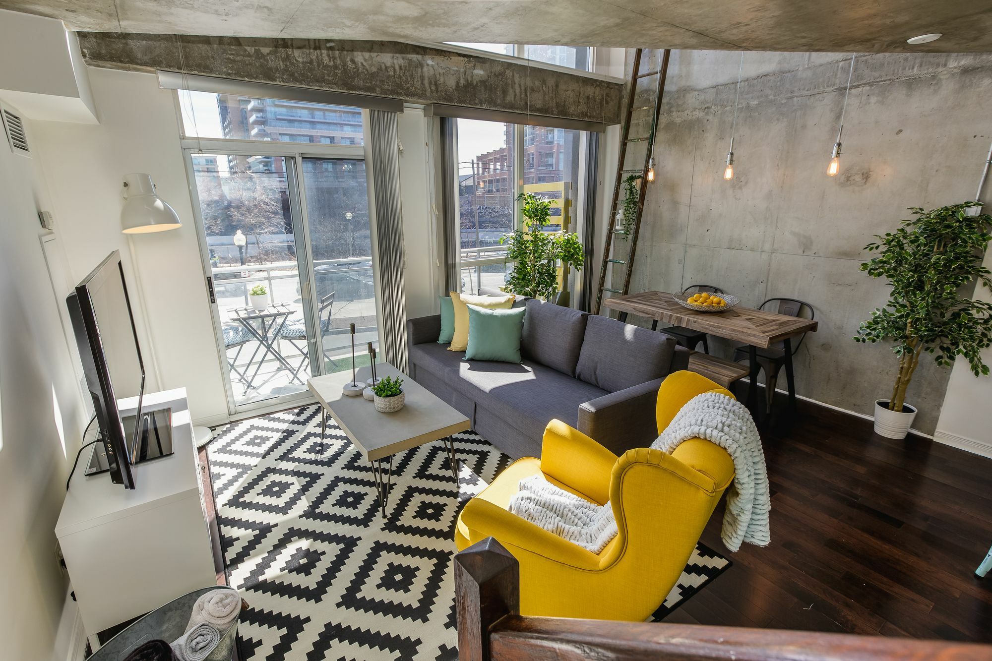 Quickstay - Sunlit Luxury Loft On King West 3*