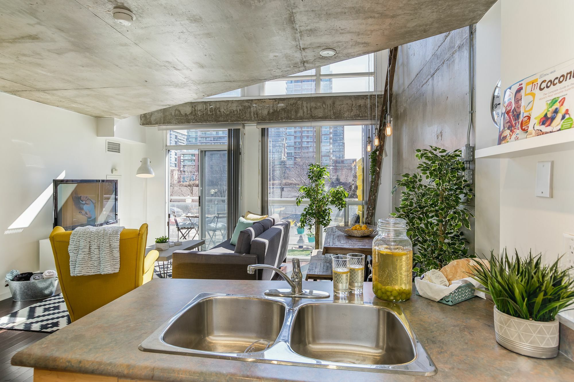 Quickstay - Sunlit Luxury Loft On King West 3*