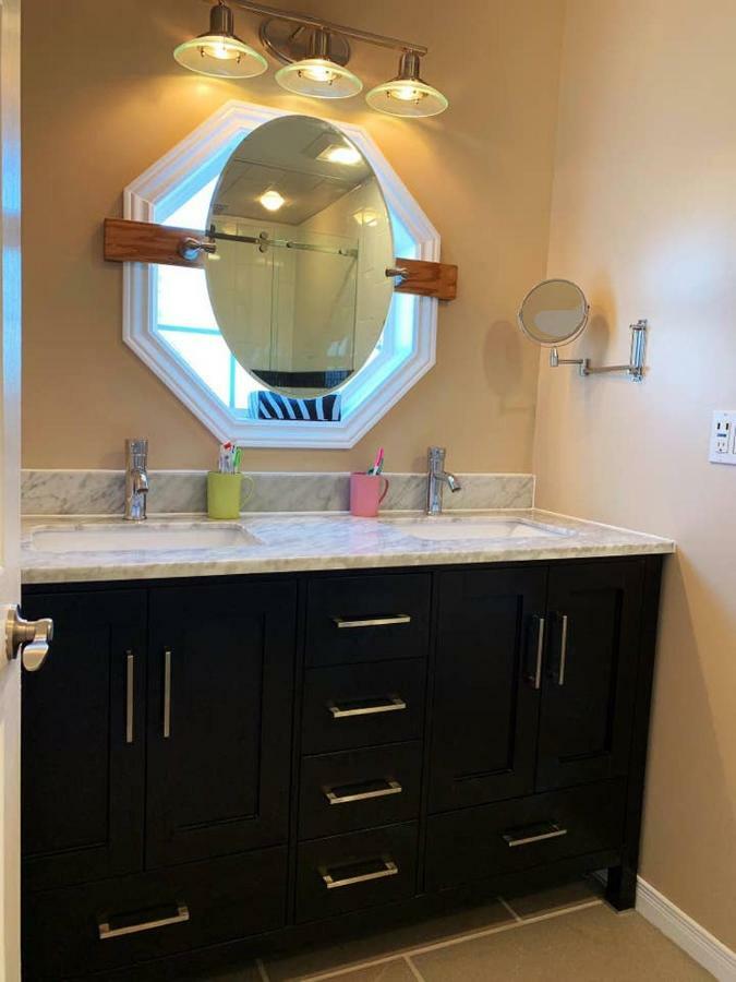 Nice With Private Bath In Mid Town Homestay Toronto