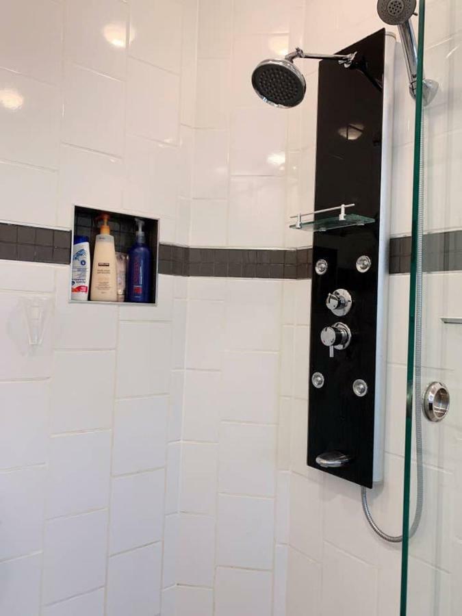 Nice With Private Bath In Mid Town *