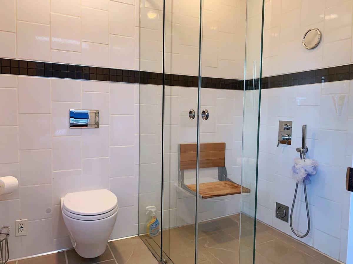 Nice With Private Bath In Mid Town