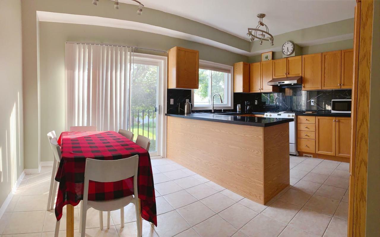 Nice With Private Bath In Mid Town *