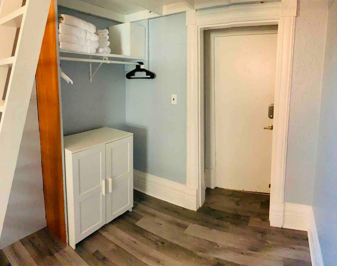 Designer Loft Apartment- Parkdale Mansion * Toronto