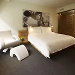 Le Germain Hotel Maple Leaf Square