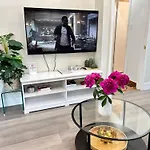 Modern Lux Family Rooms - Kingbed - Near Sheppard W Station Toronto