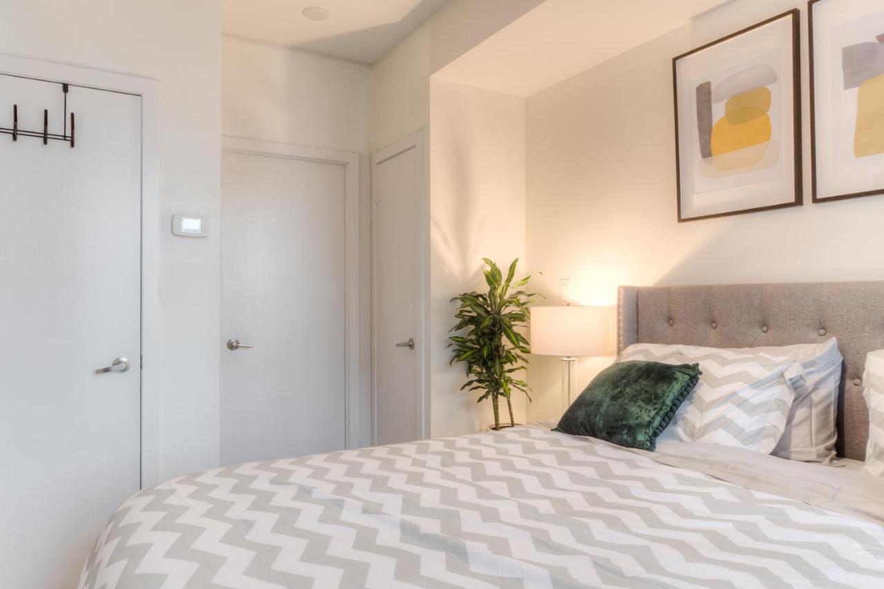 Homestay Stylish Newly Furnished With Beautiful View Toronto