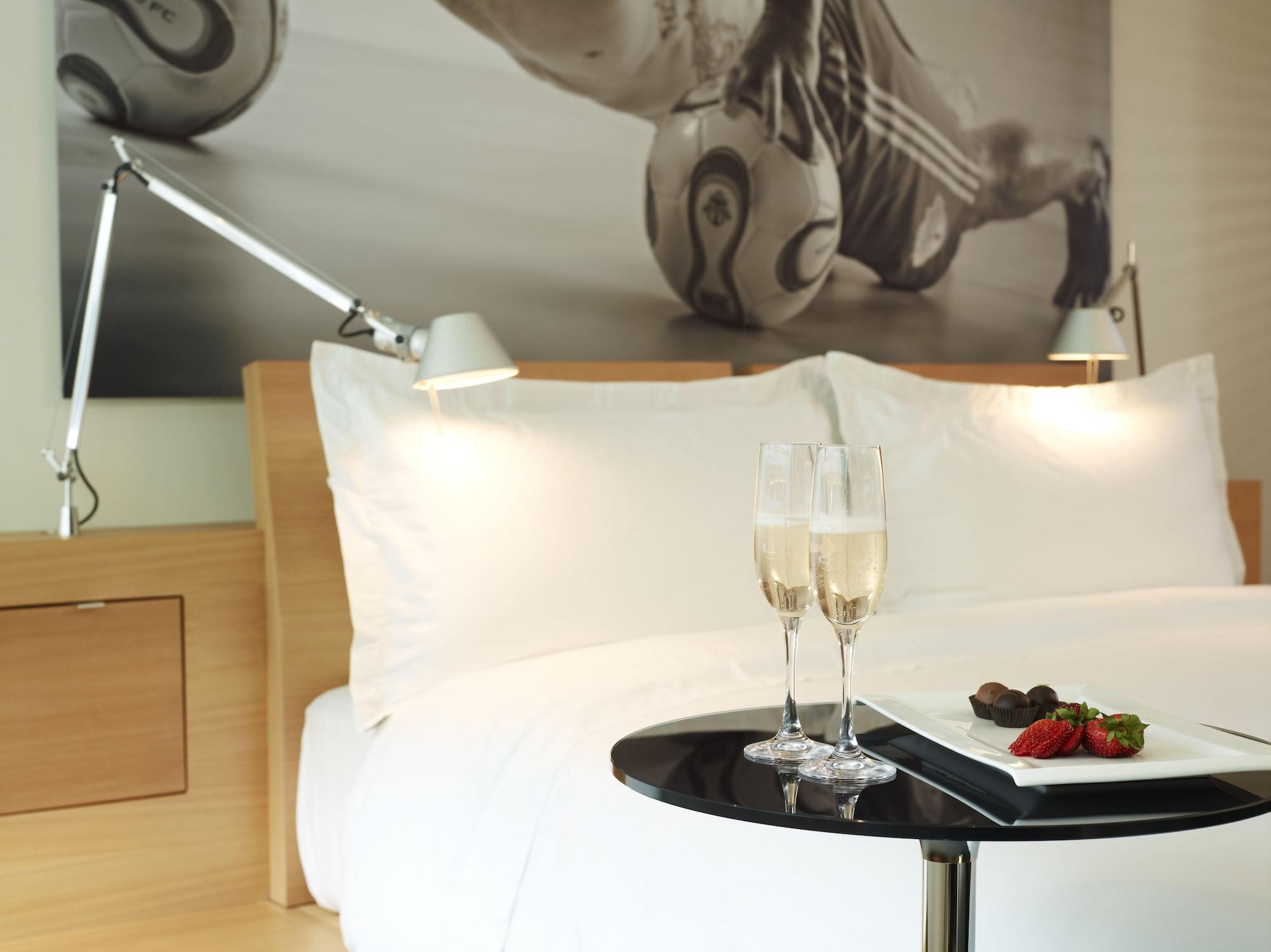 Le Germain Maple Leaf Square Hotel