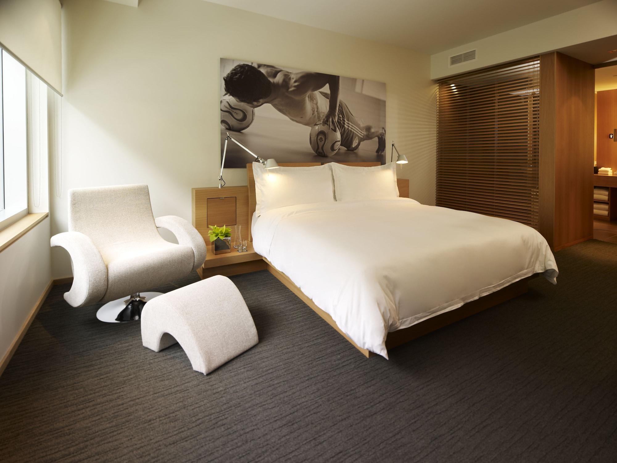Le Germain Maple Leaf Square Hotel 4*