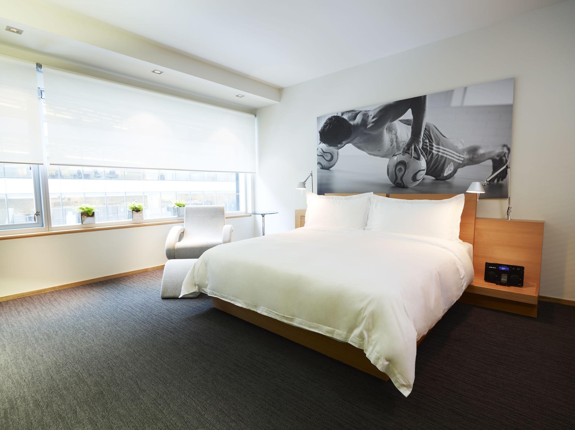 Le Germain Maple Leaf Square Hotel 4*