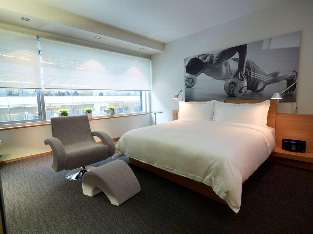 Le Germain Maple Leaf Square Hotel