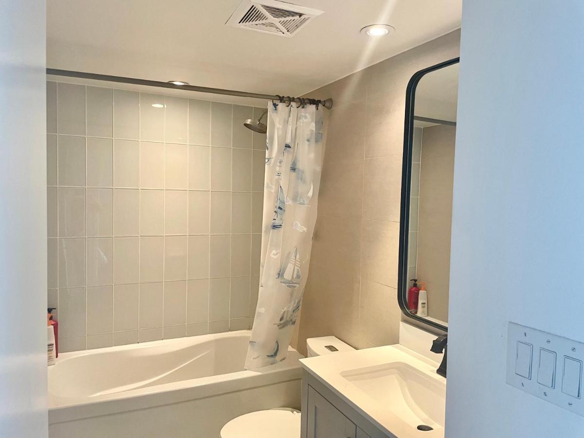 Three Br Step To Cn Tower Rogers Center With Free Parking Hotel