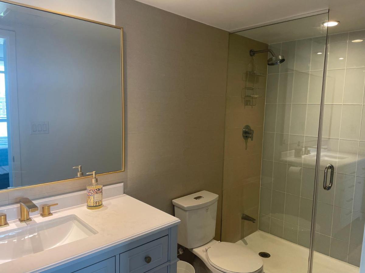 Three Br Step To Cn Tower Rogers Center With Free Parking Hotel