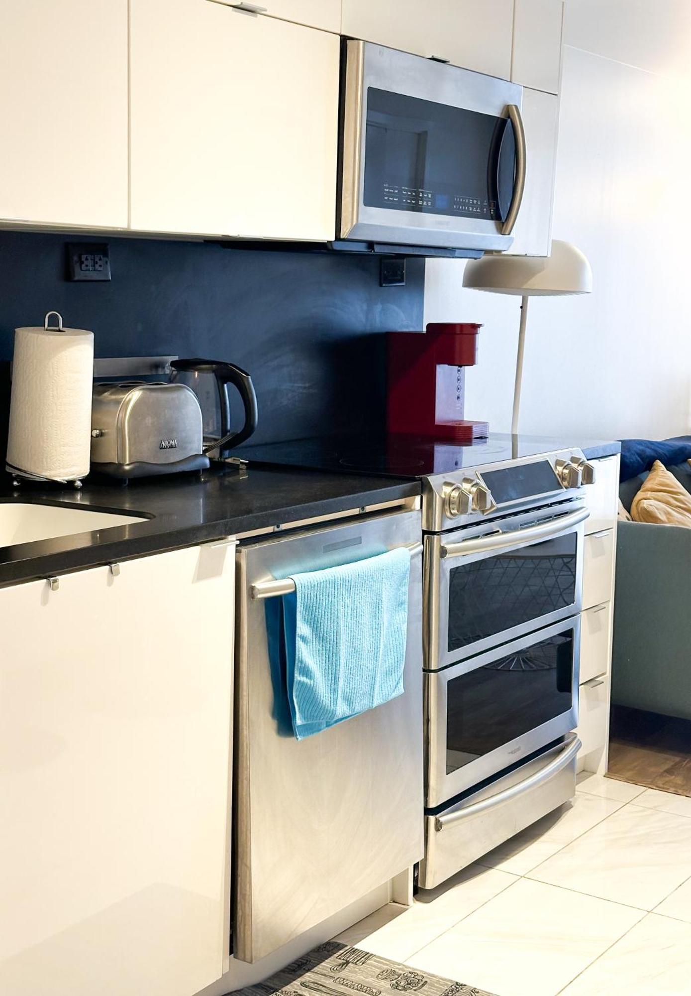 300 Front Suites - Two Beds With Free Parking * Toronto