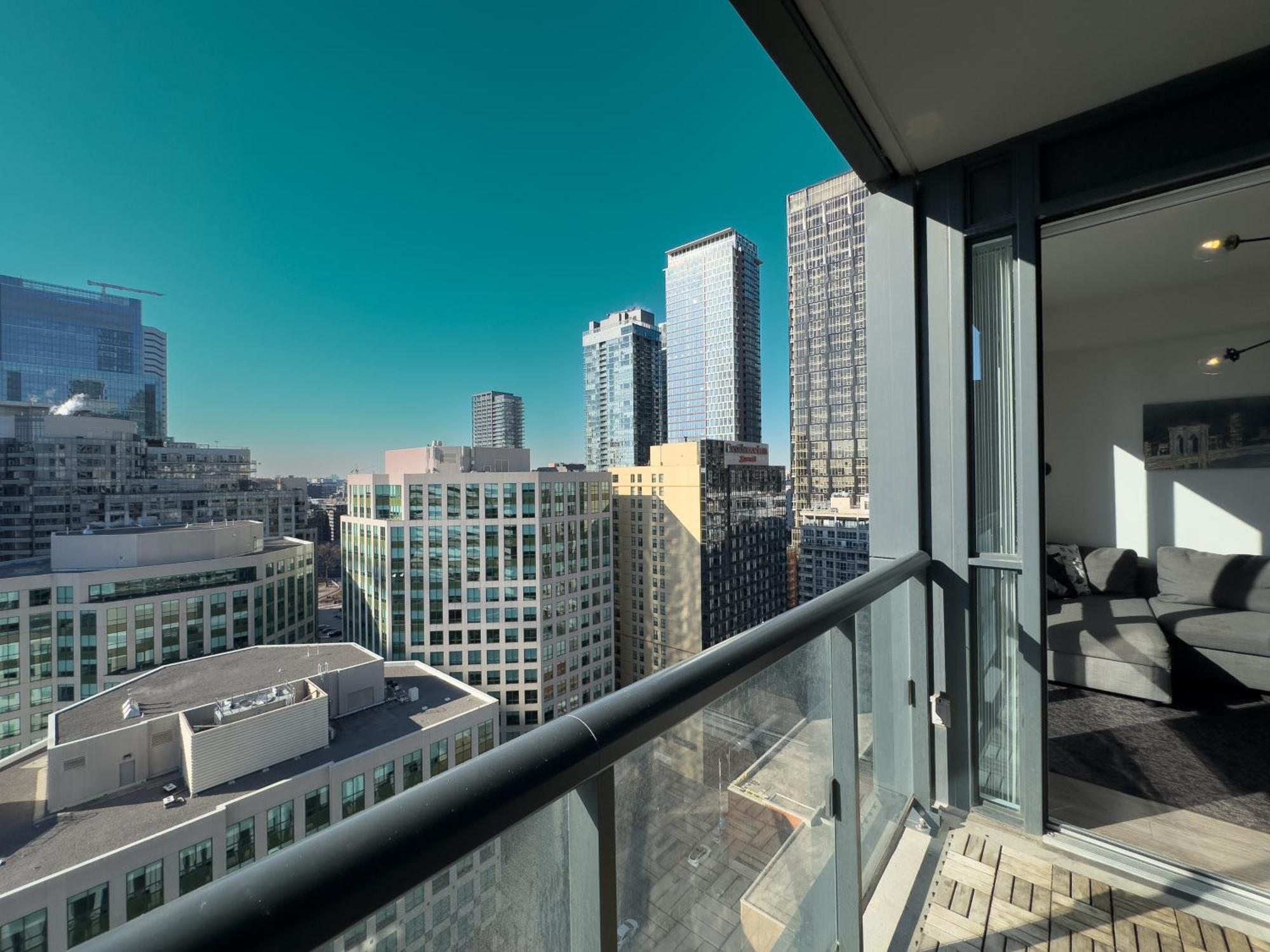 300 Front Suites - Two Beds With Free Parking *