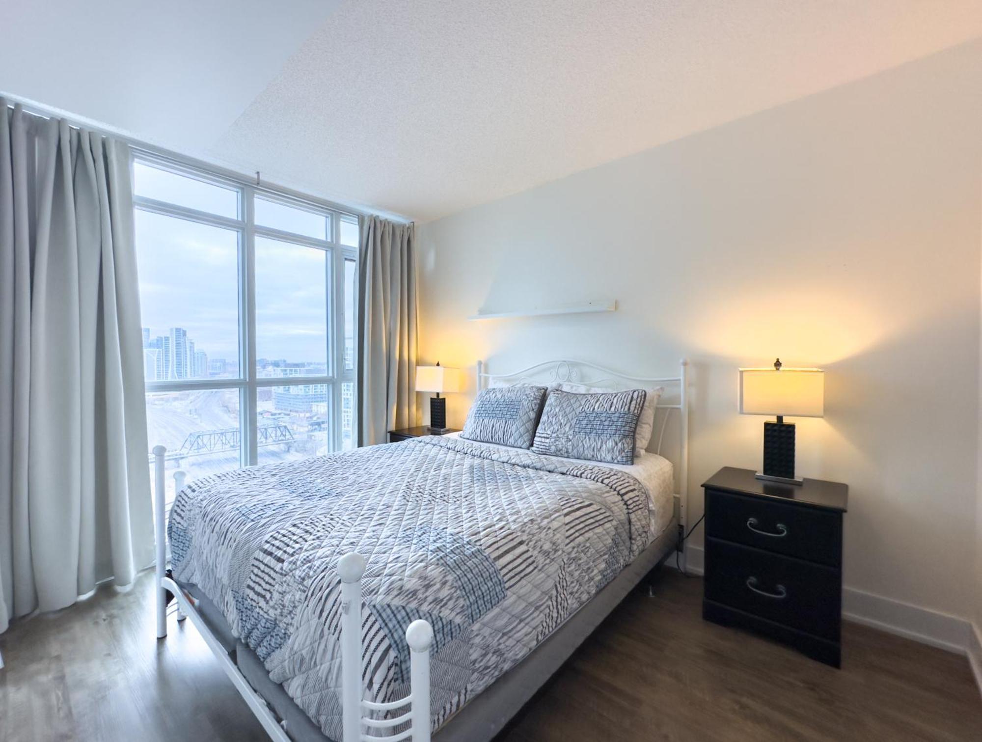 300 Front Suites - Two Beds With Free Parking Apartment *