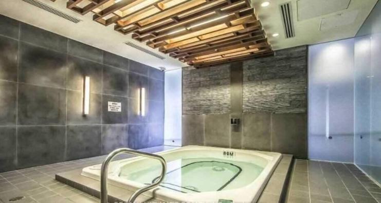 300 Front Suites - Two Beds With Free Parking Apartment *