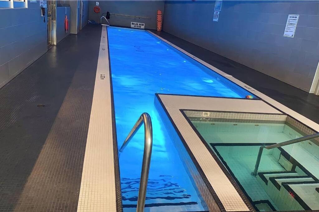 300 Front Suites - Two Beds With Free Parking Apartment