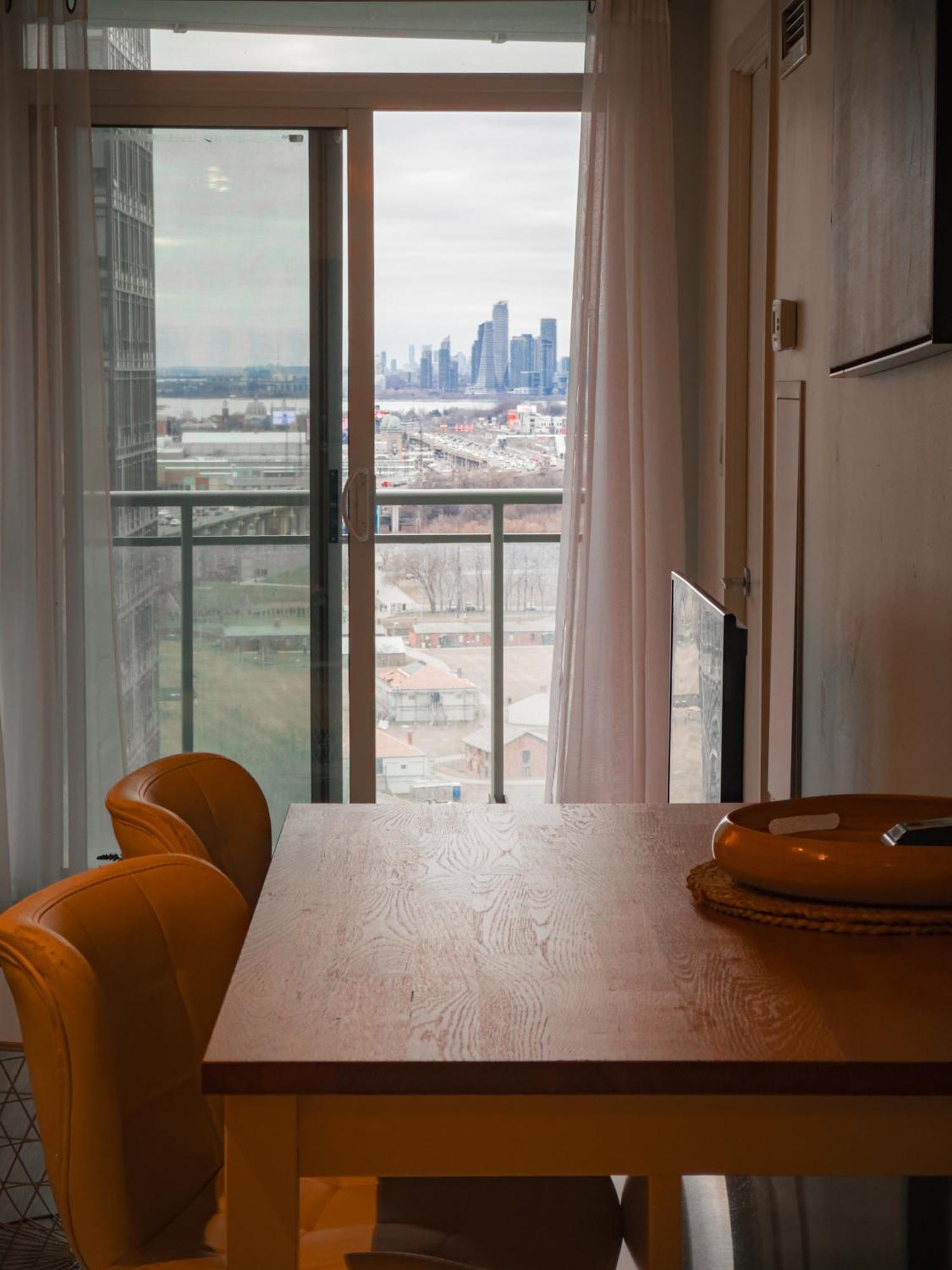 300 Front Suites - Two Beds With Free Parking Apartment *