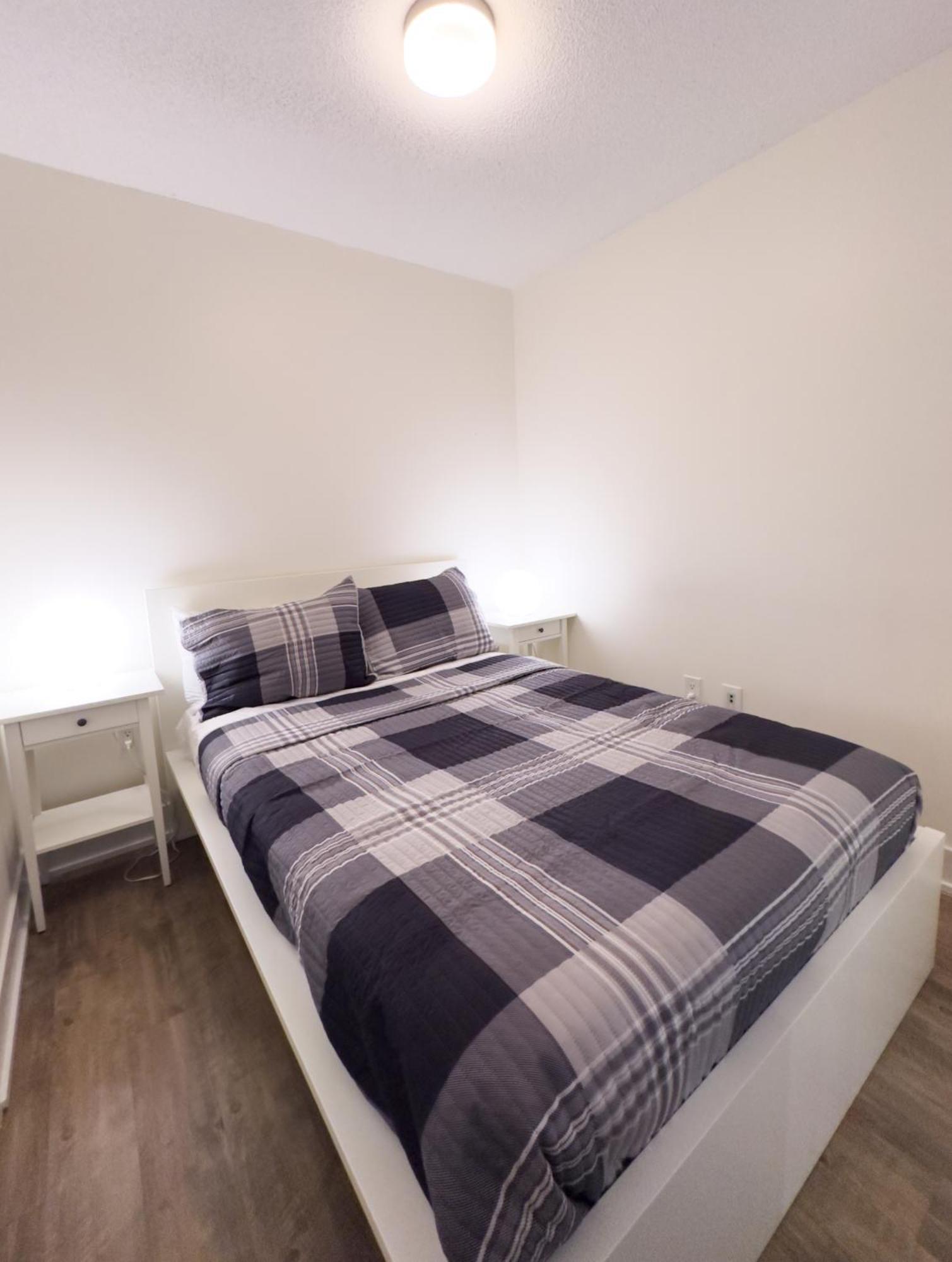 300 Front Suites - Two Beds With Free Parking Apartment