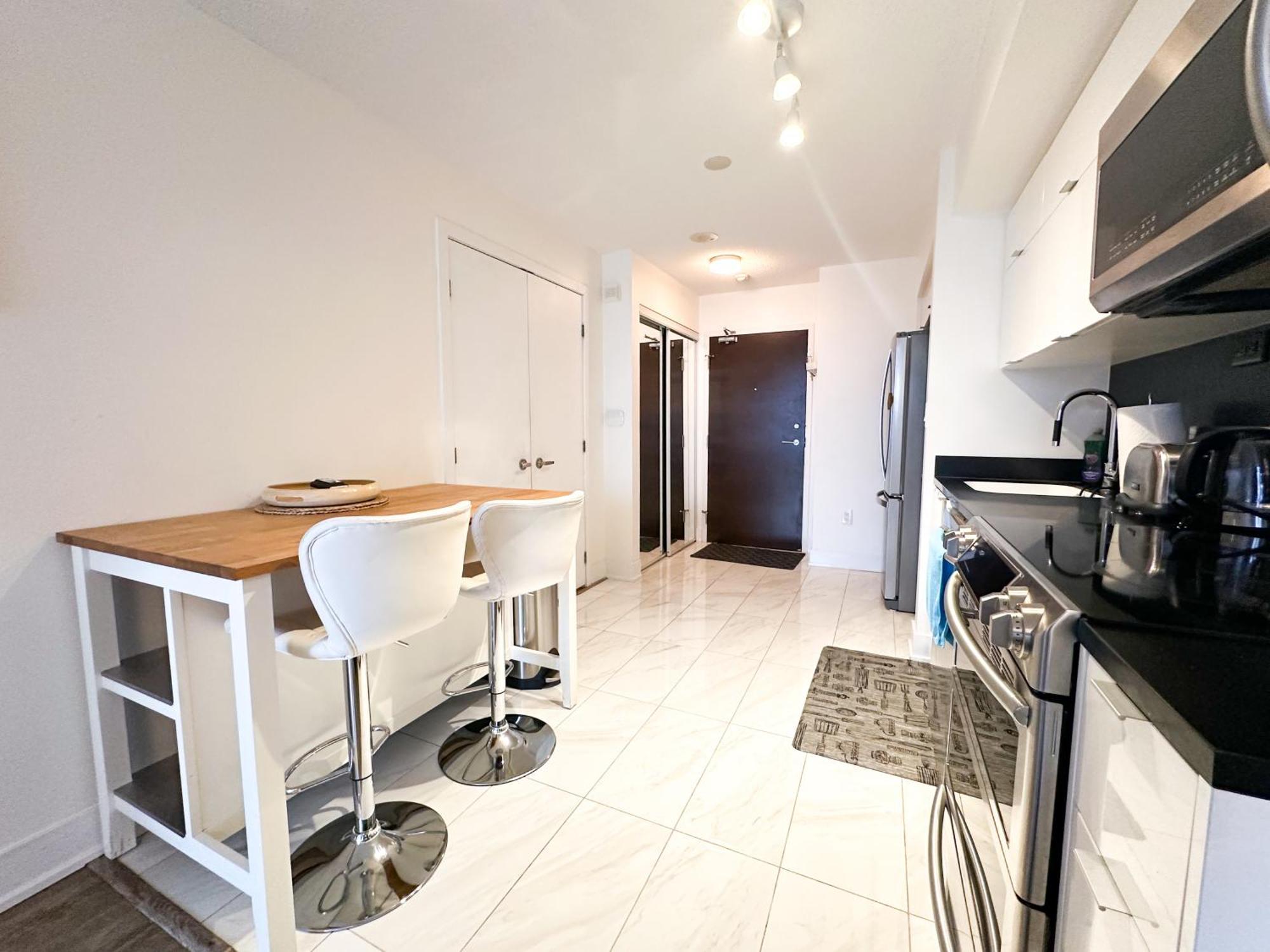 300 Front Suites - Two Beds With Free Parking