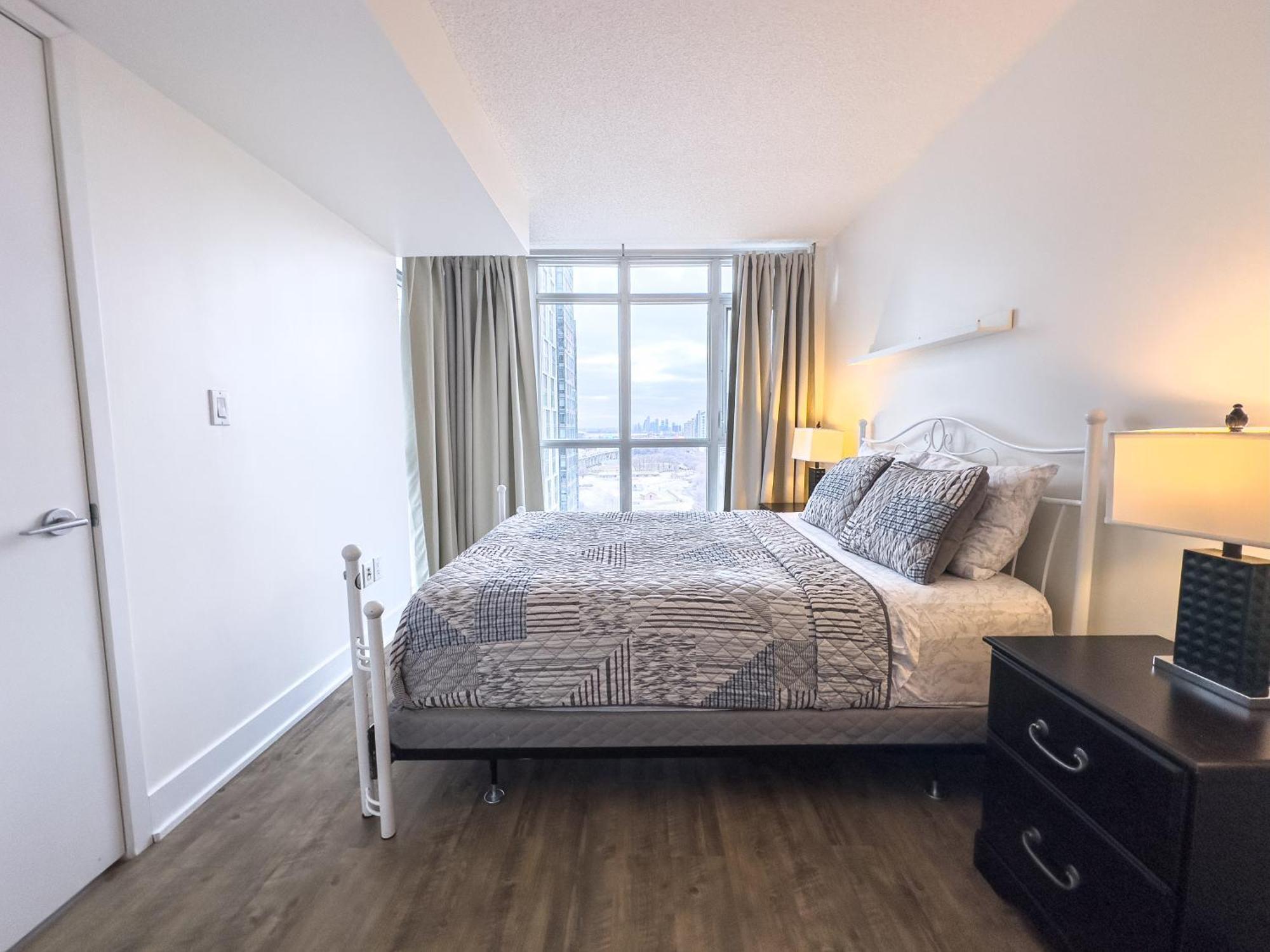 300 Front Suites - Two Beds With Free Parking *
