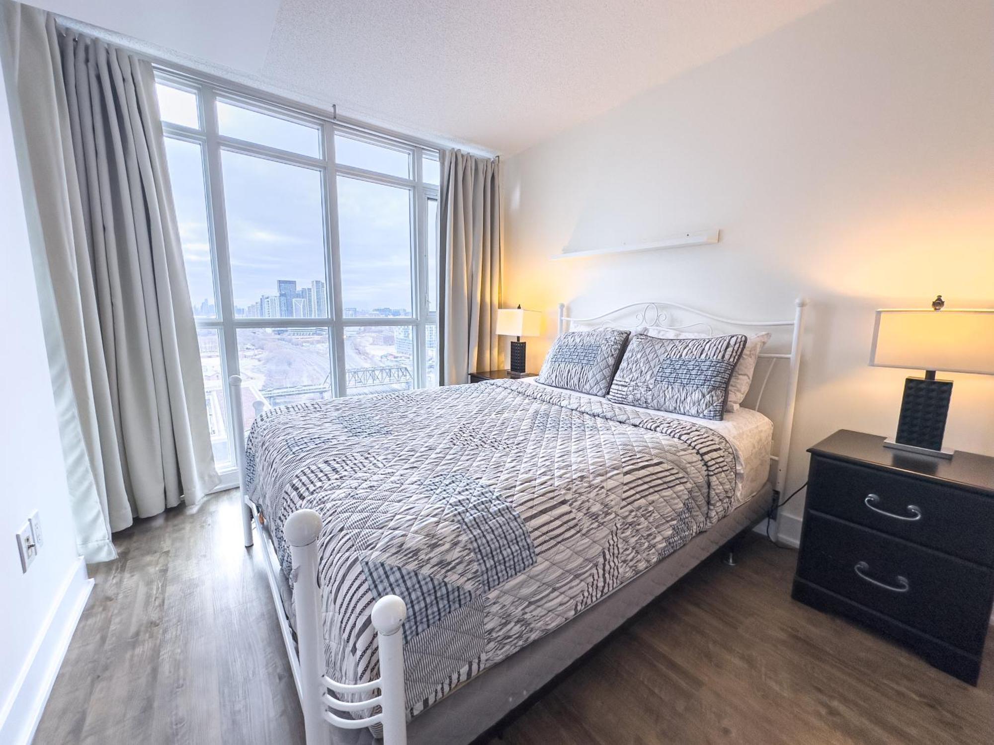 300 Front Suites - Two Beds With Free Parking Apartment