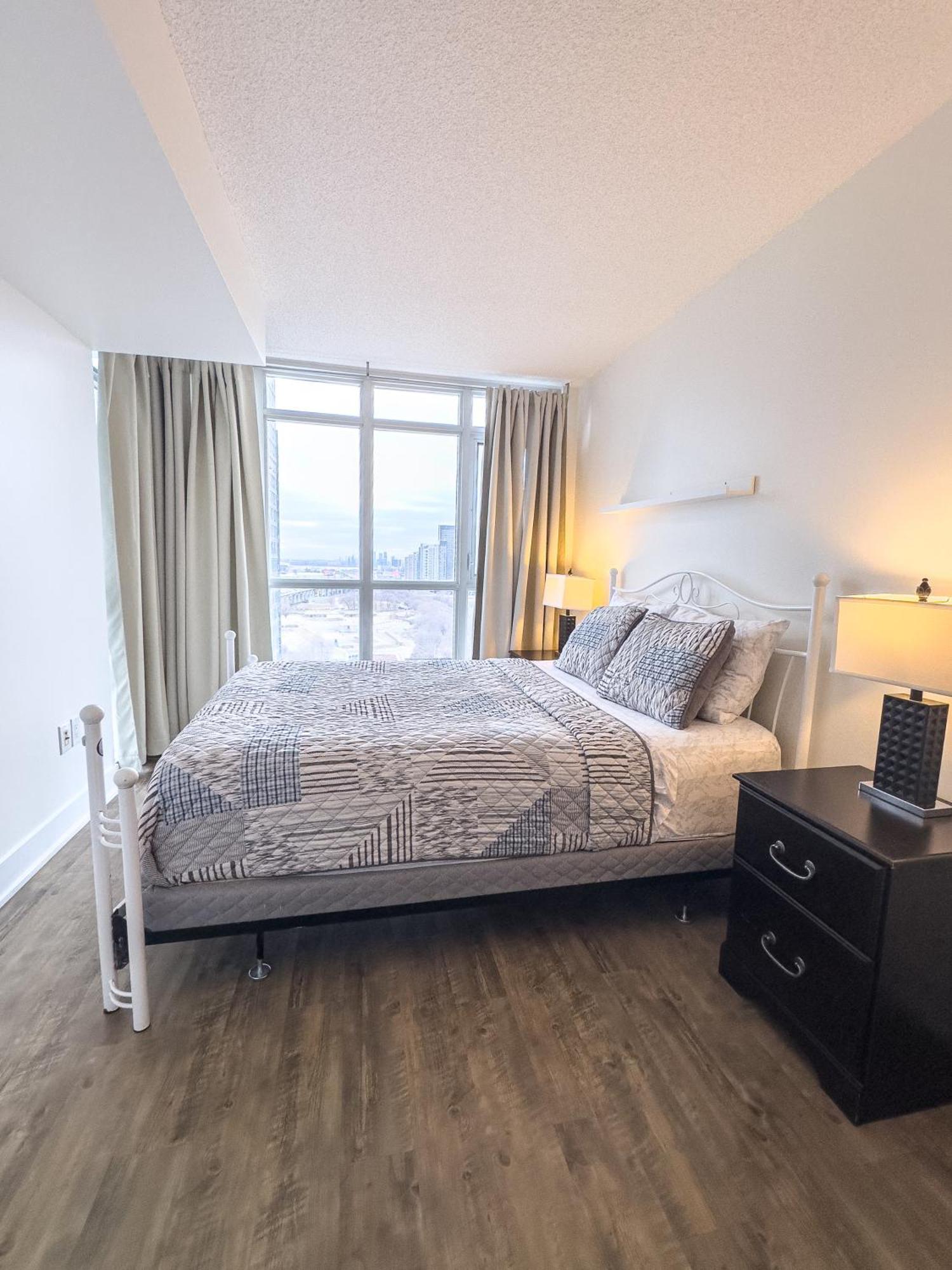 300 Front Suites - Two Beds With Free Parking *
