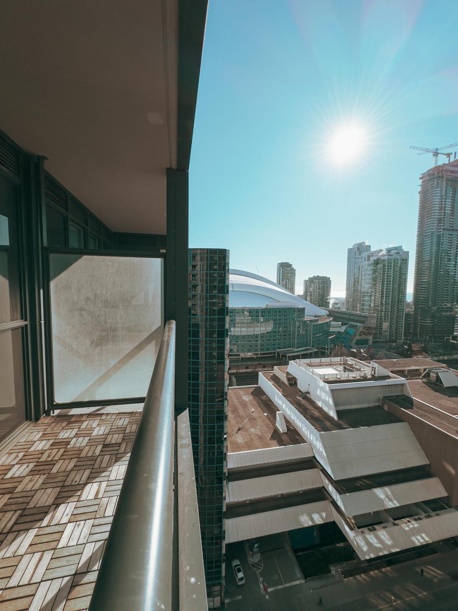 Apartment 300 Front Suites - Two Beds With Free Parking Toronto