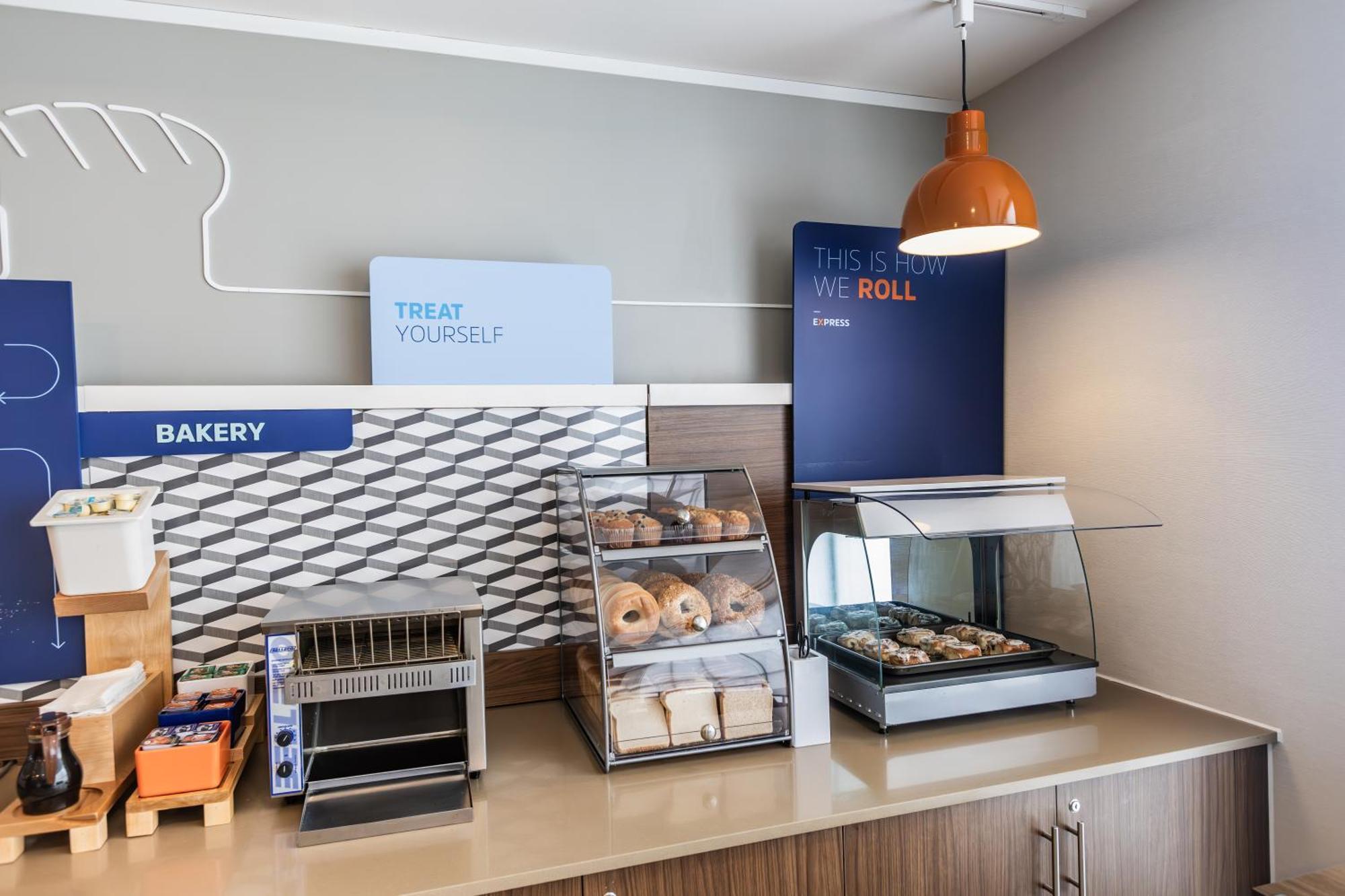 Hotel Express Toronto-north York By Ihg Toronto