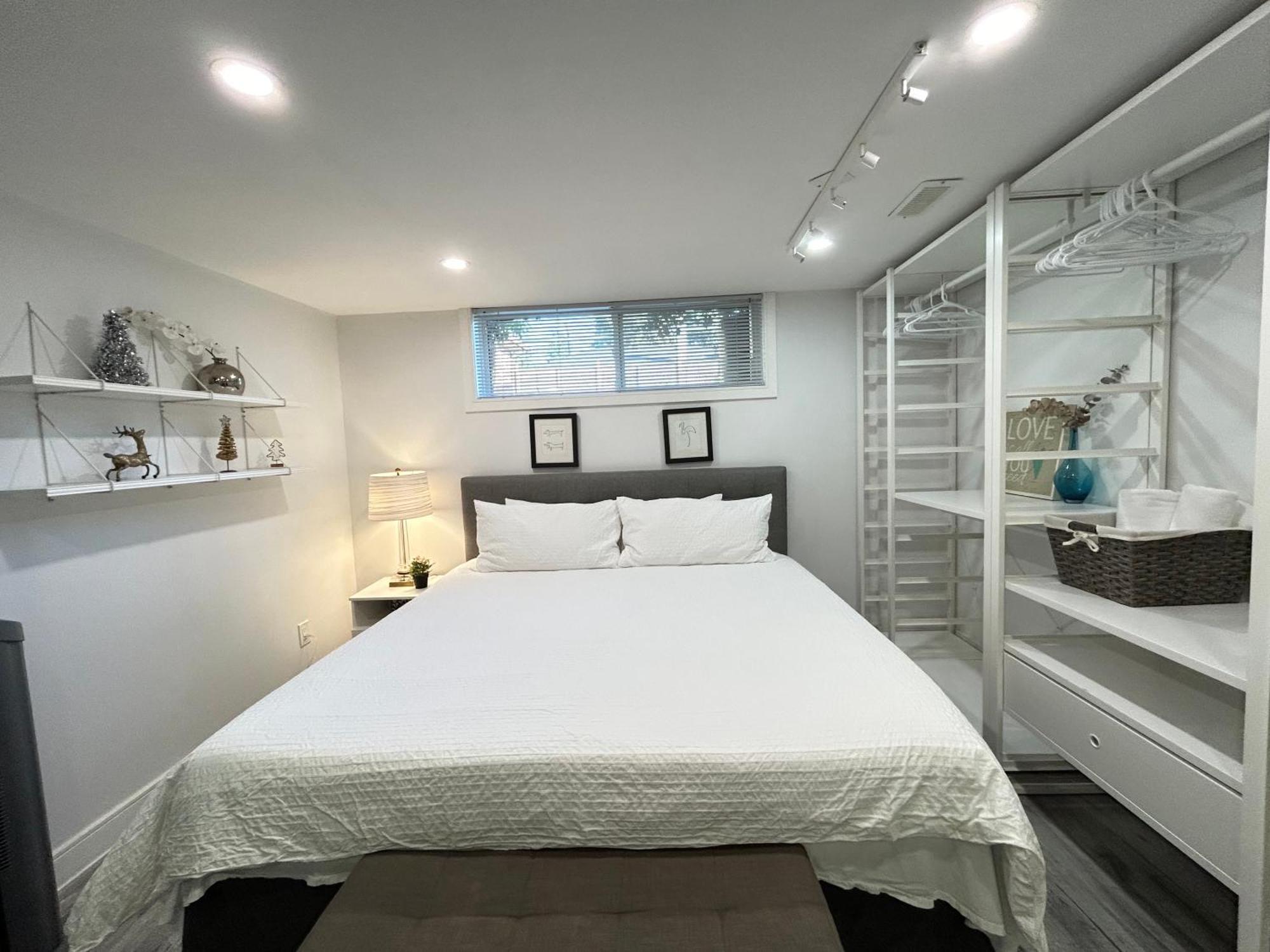 Homestay Modern Lux Family - Kingbed - Near Sheppard W Station Toronto