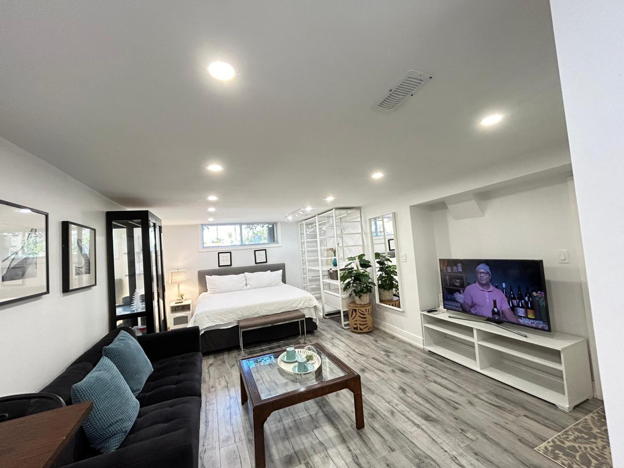 Modern Lux Family - Kingbed - Near Sheppard W Station Homestay *