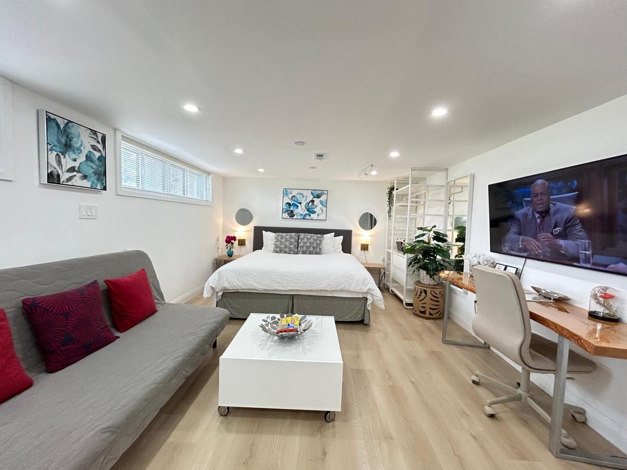 Modern Lux Family - Kingbed - Near Sheppard W Station Homestay Toronto