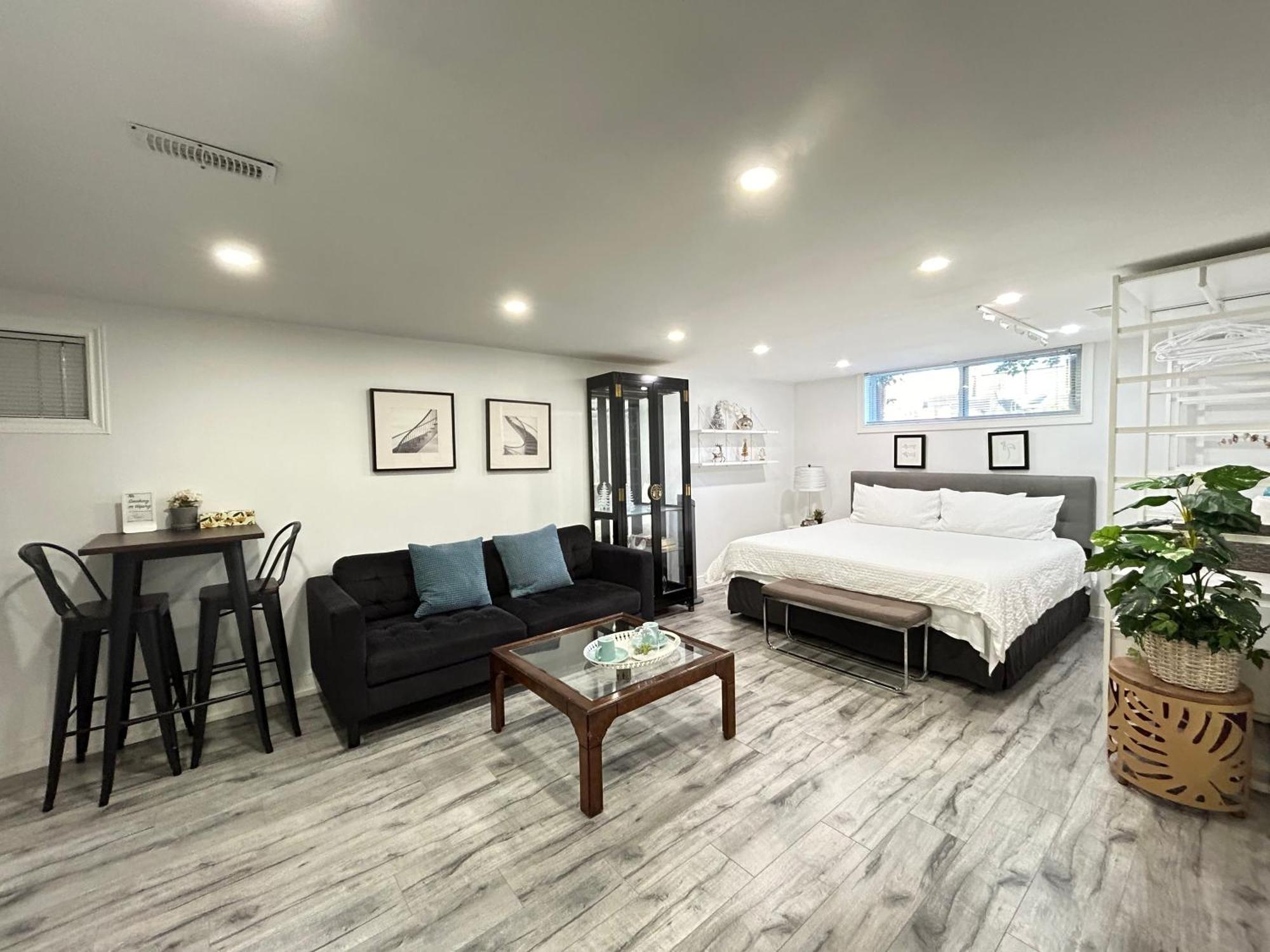 Modern Lux Family - Kingbed - Near Sheppard W Station Homestay