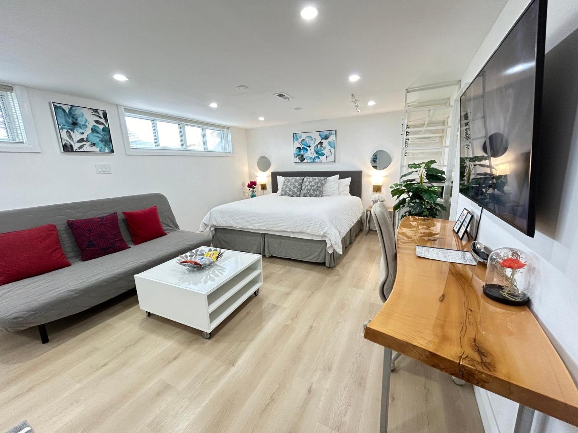 Modern Lux Family - Kingbed - Near Sheppard W Station Toronto