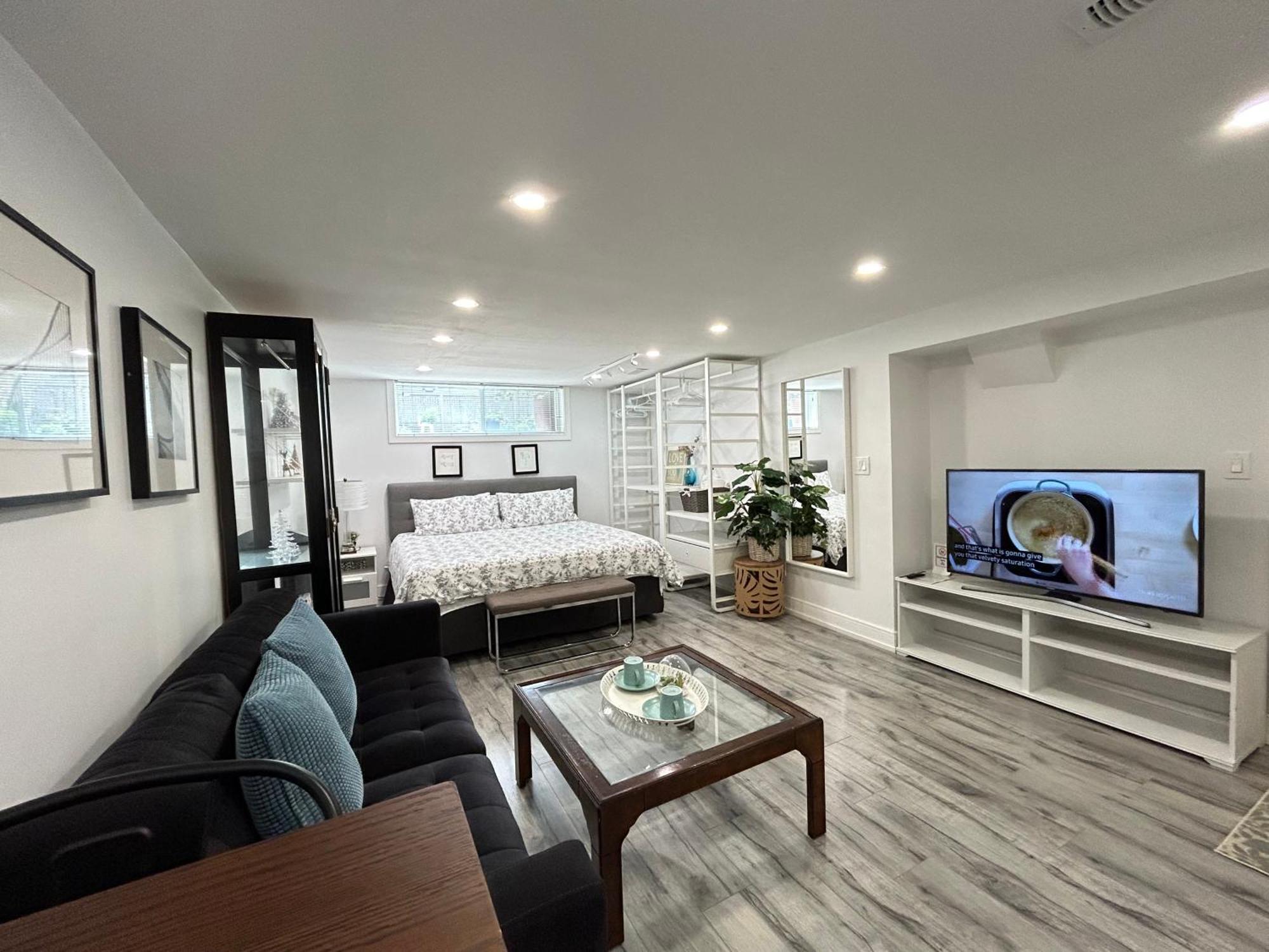 Modern Lux Family - Kingbed - Near Sheppard W Station