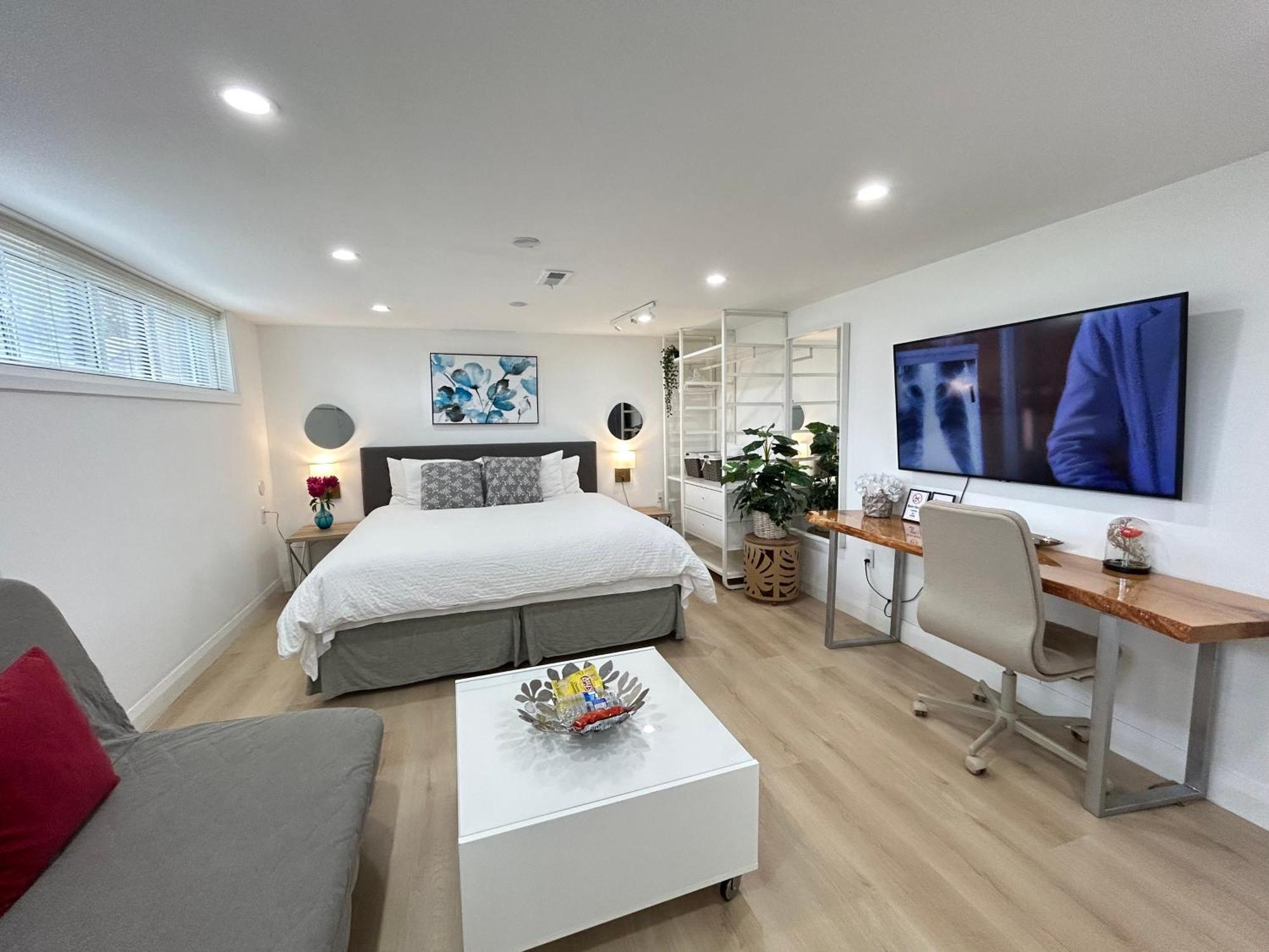 Modern Lux Family - Kingbed - Near Sheppard W Station Homestay