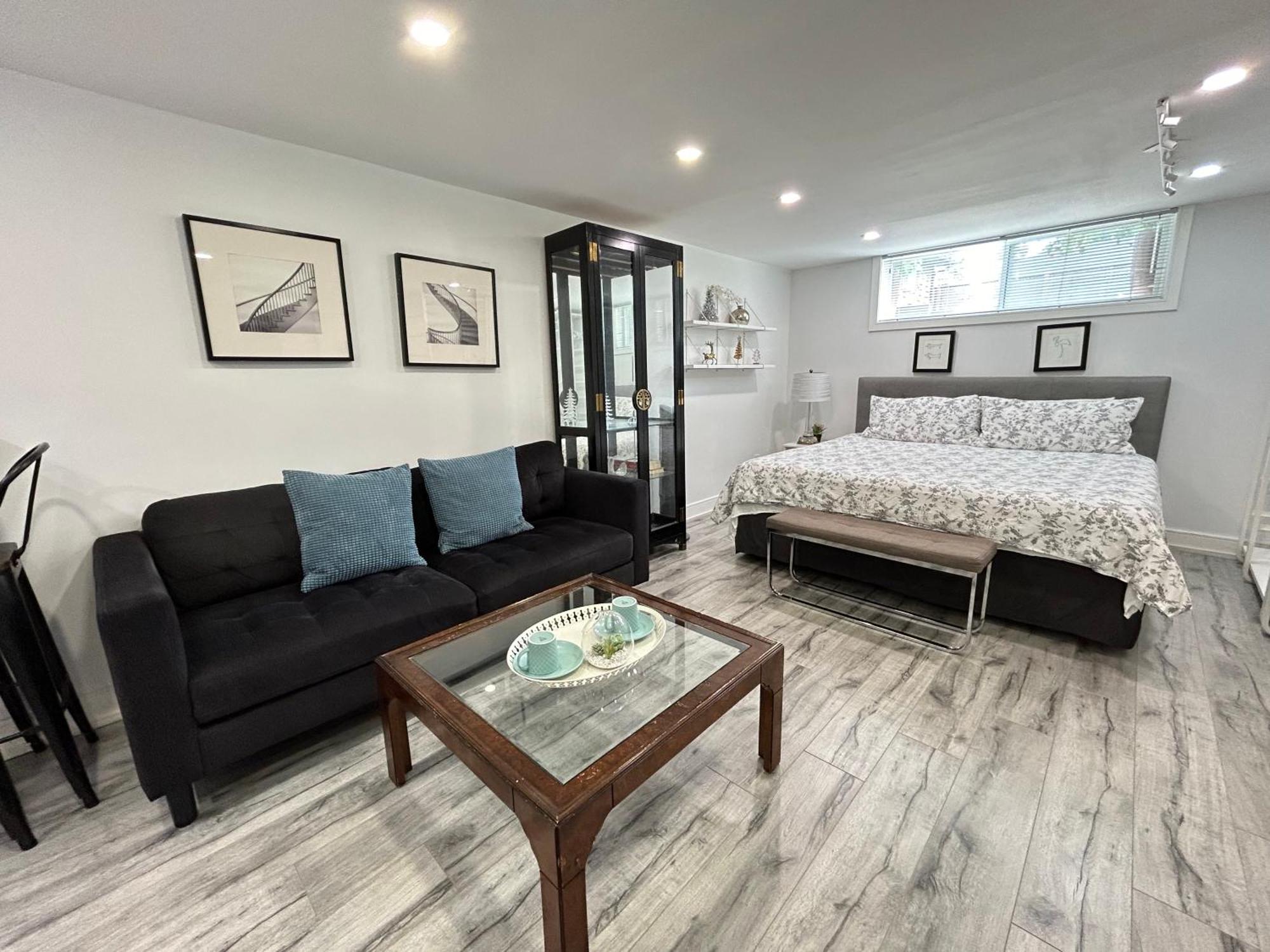 Modern Lux Family - Kingbed - Near Sheppard W Station Homestay *