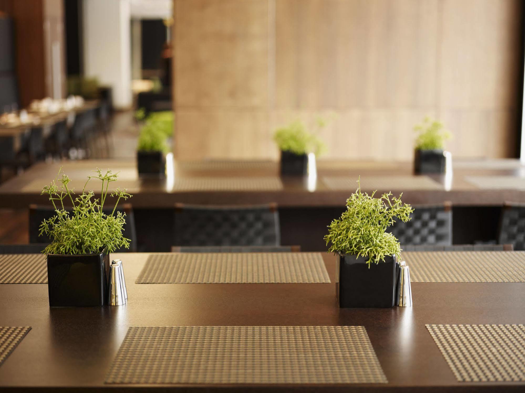 Le Germain Maple Leaf Square Hotel 4*
