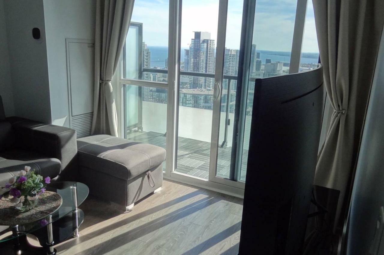 Bright In The Heart Of Apartment Toronto