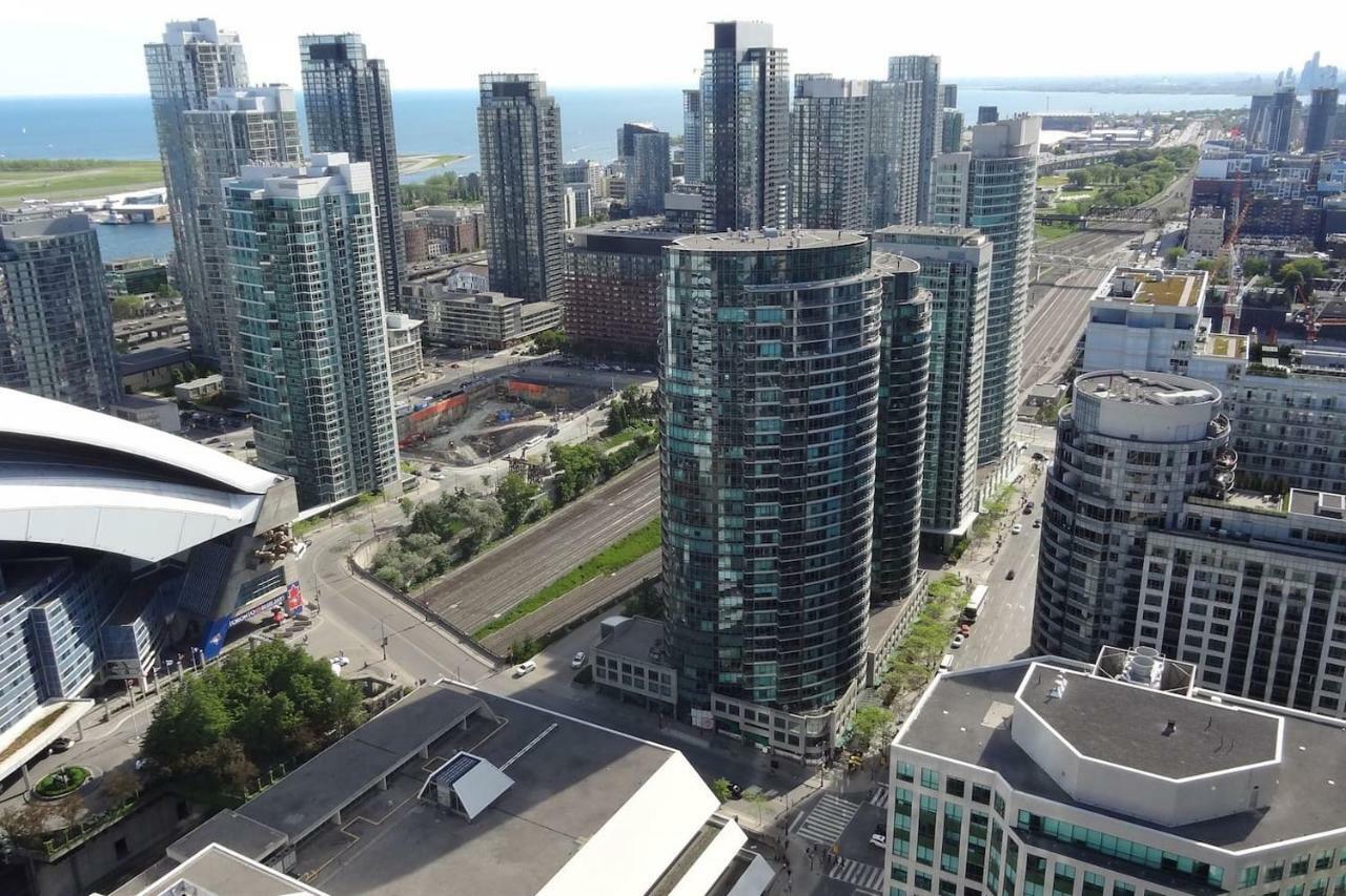 Bright In The Heart Of Apartment Toronto